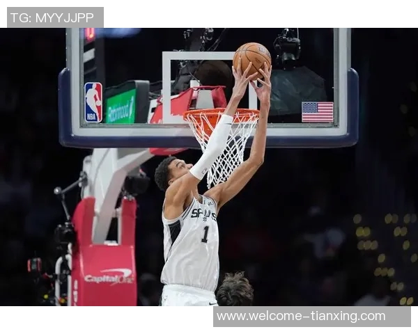 文班亚马半场表现稳健12分2板2助1帽但空位投篮未能把握机会